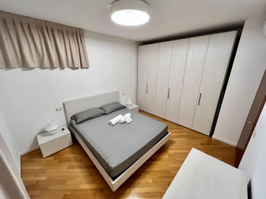 Апартаменты Beija Flor-Trilocale Piazza Garibaldi N18 Дезенцано-дель-Гарда Экстерьер фото